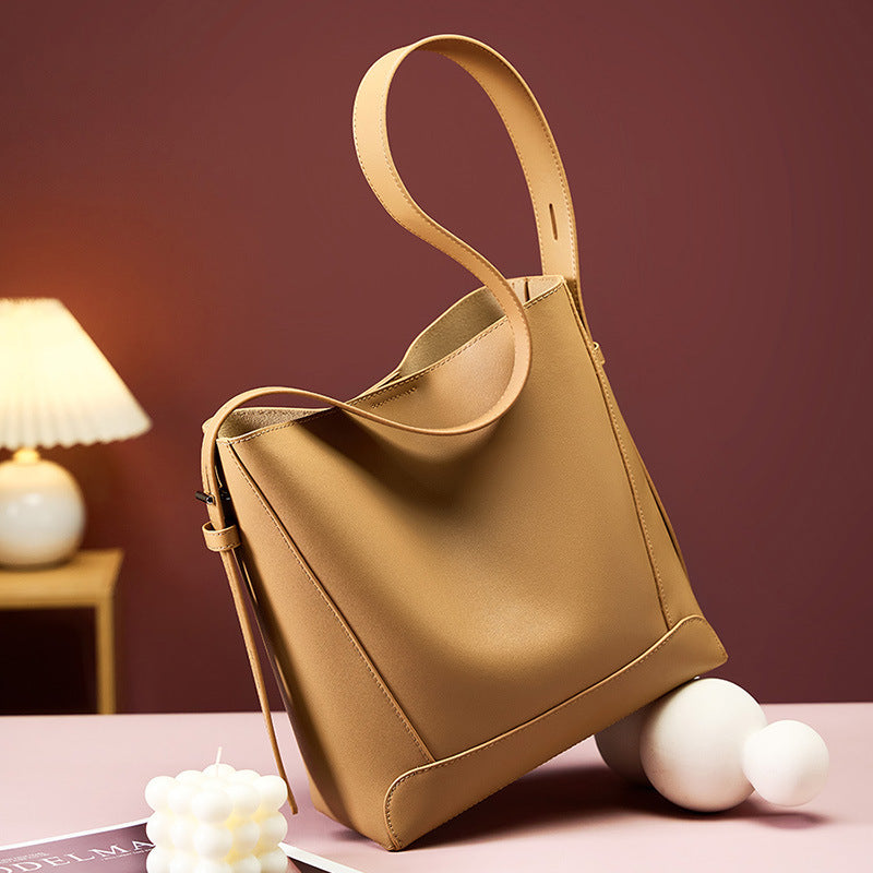 
The Lucca — Genuine leather, cut for everyday crossing.