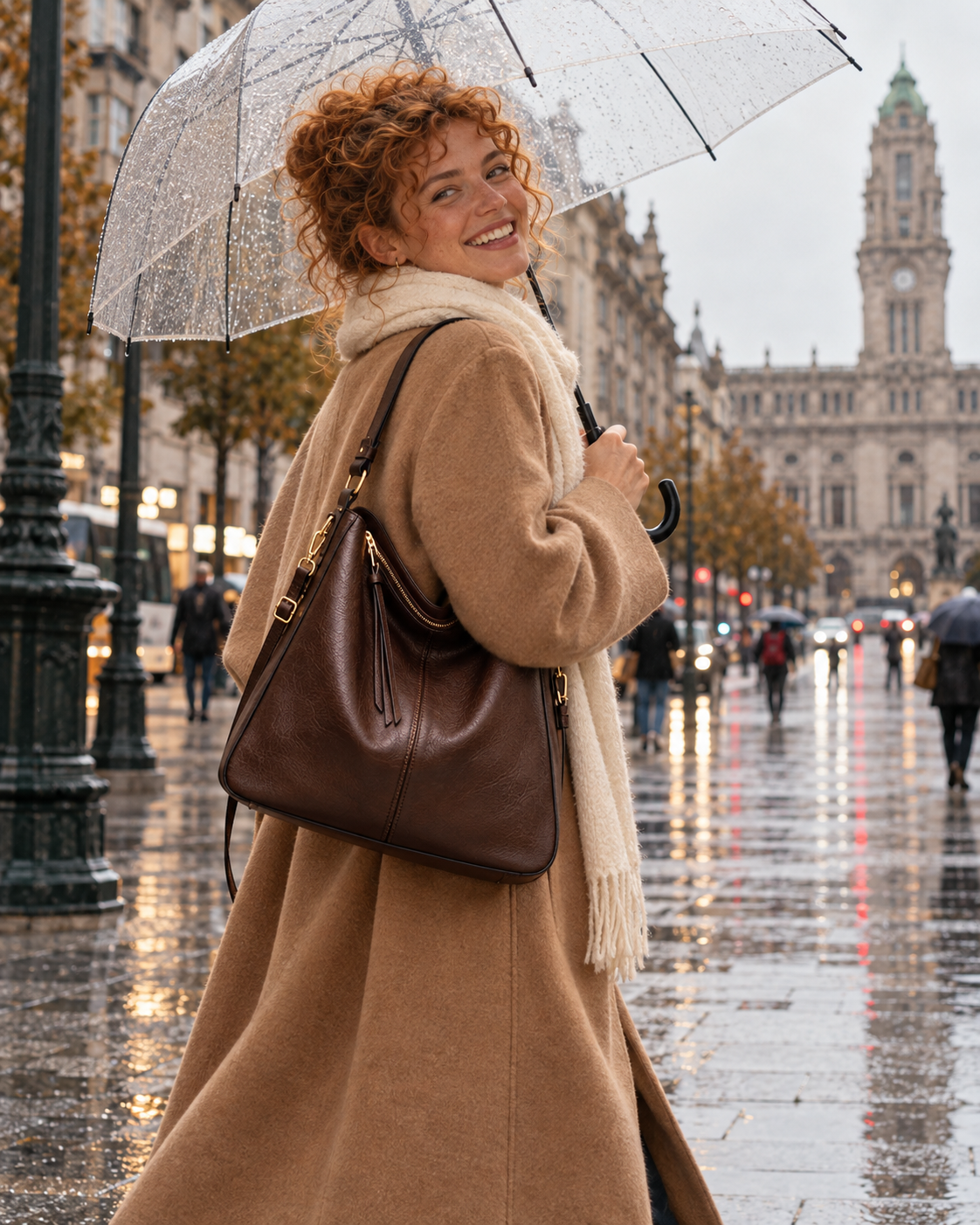 
The Sorrento Coffee handbag with Isabel on a rainy day at Avenida dos Aliados in Porto.